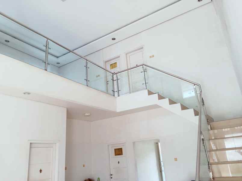 dijual rumah strategis parkir luas