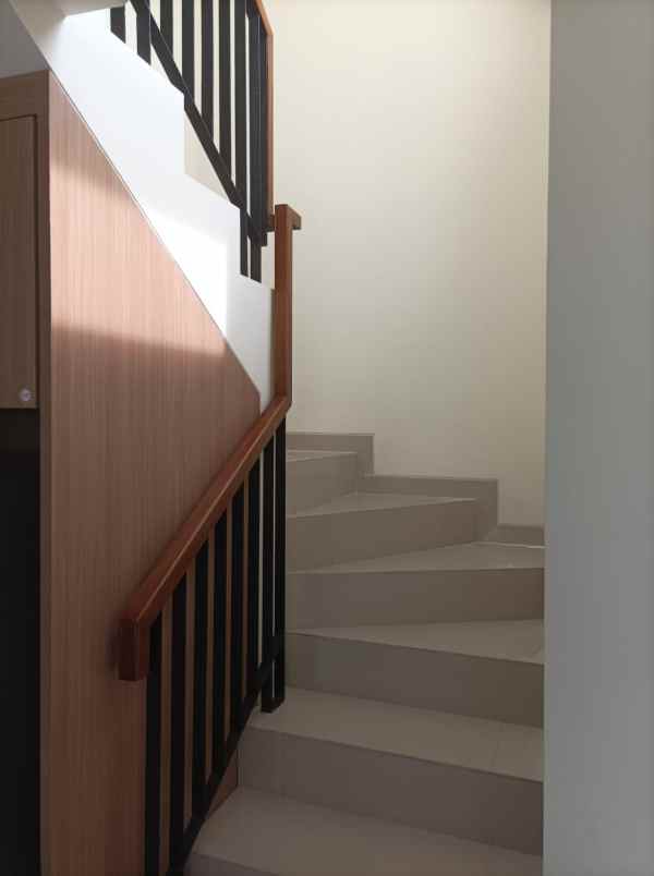 dijual rumah suvarna sutera cluster astha