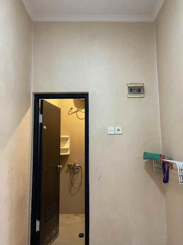 dijual rumah taman surya 5