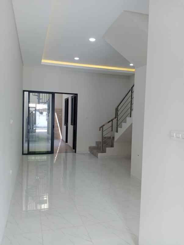 dijual rumah tenggilis mejoyo selatan