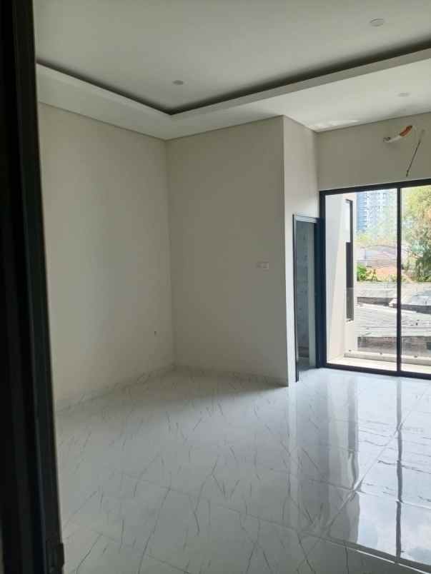 dijual rumah tenggilis mejoyo selatan