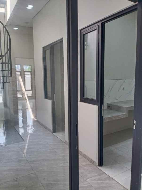 dijual rumah tenggilis mejoyo selatan