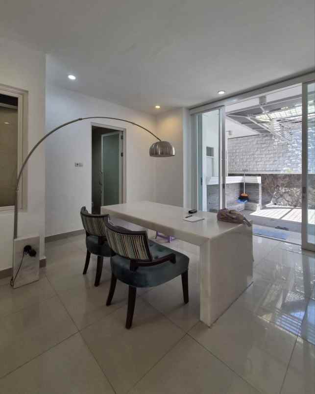 dijual rumah wiguna tengah