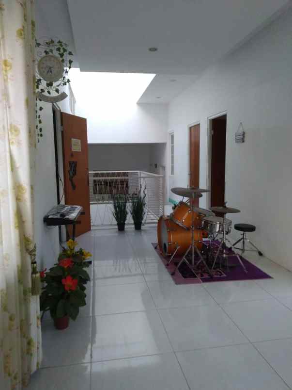 dijual rumah wisma lidah kulon
