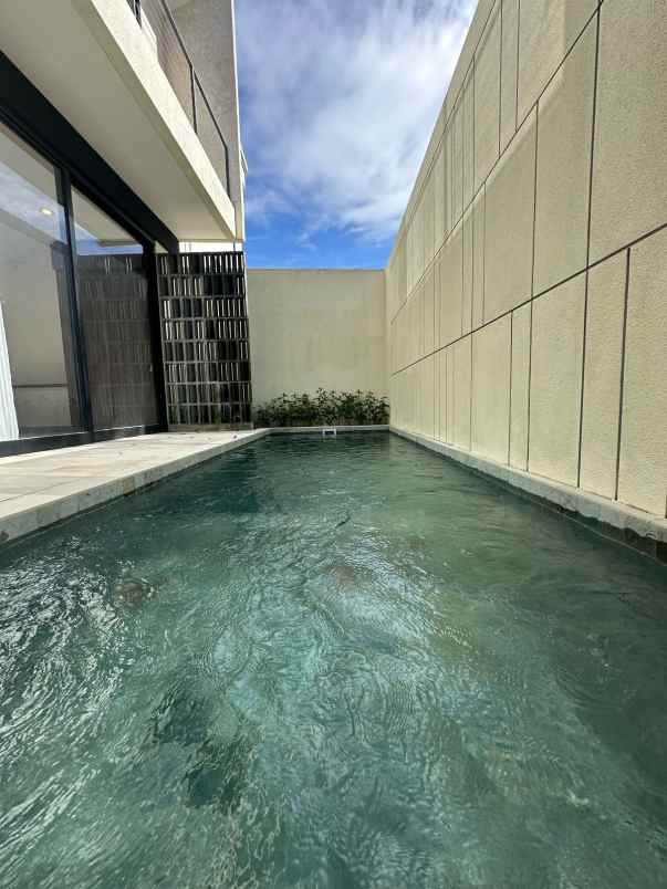 dijual villa banjar semer kerobokan