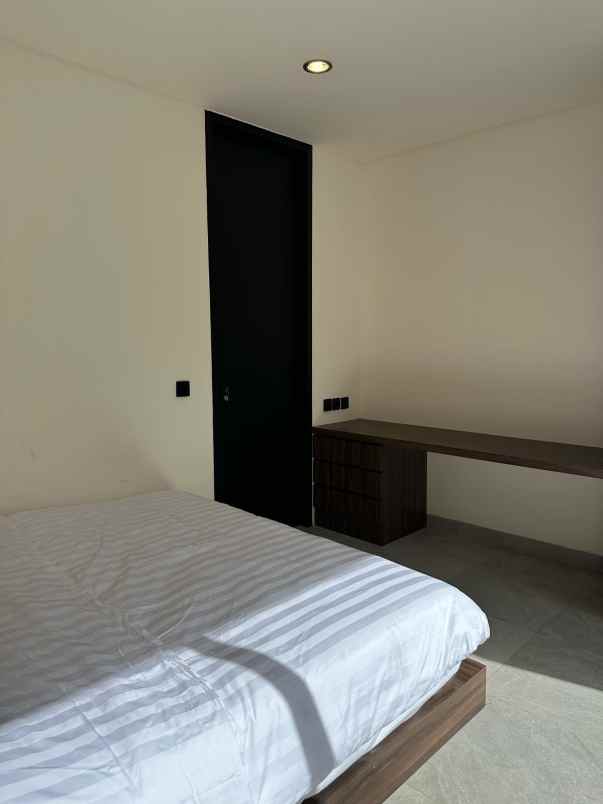 dijual villa banjar semer kerobokan