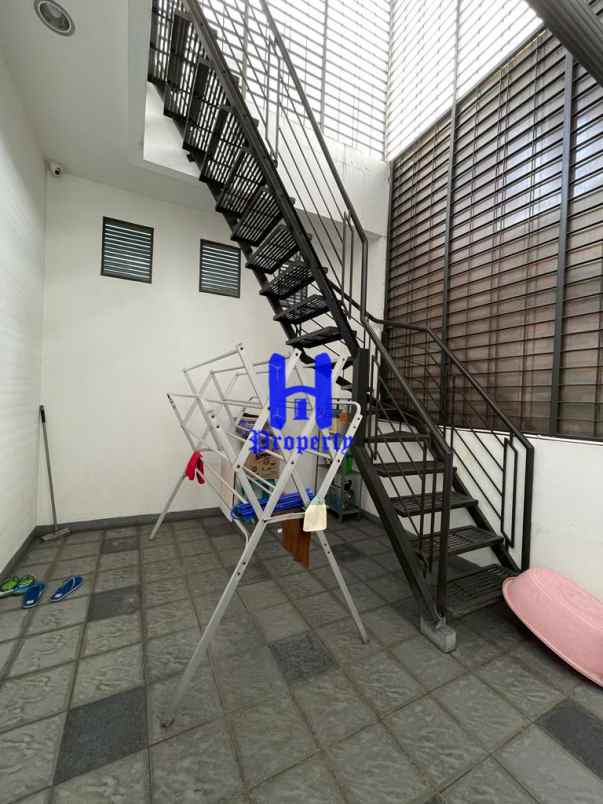 dijual villa komplek cemara asri jalan