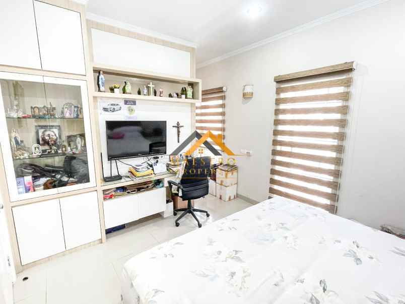 dijual villa komplek citraland gama