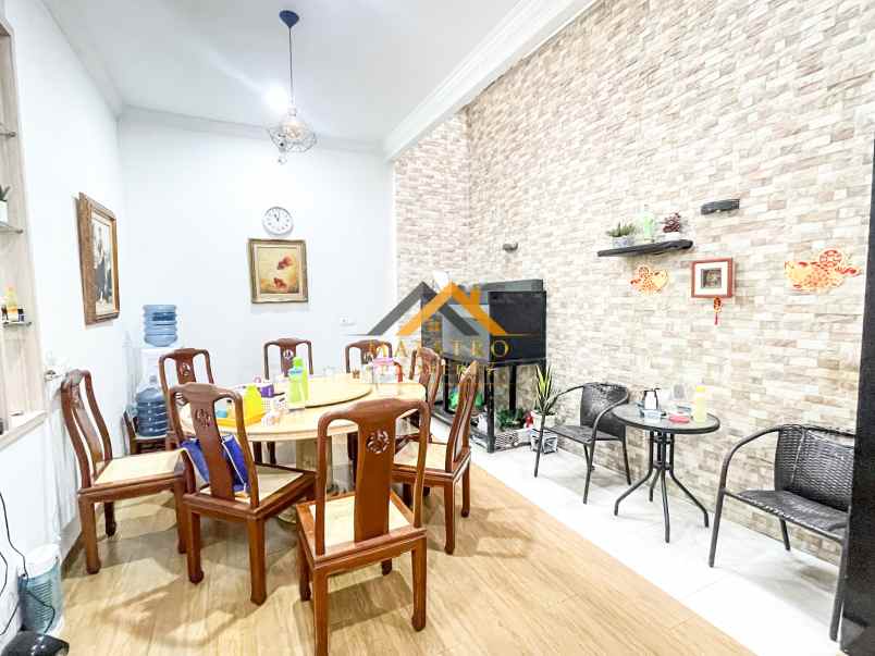 dijual villa komplek citraland gama