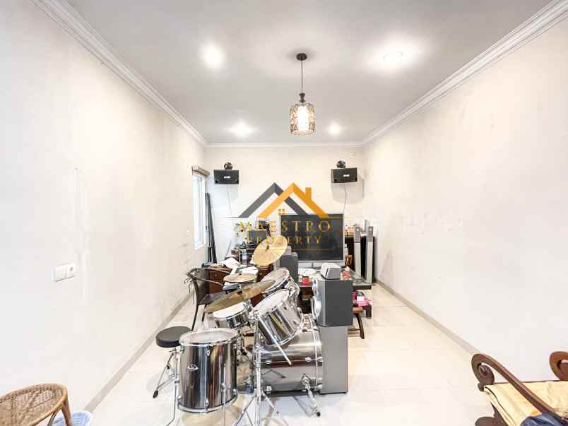 dijual villa komplek citraland gama