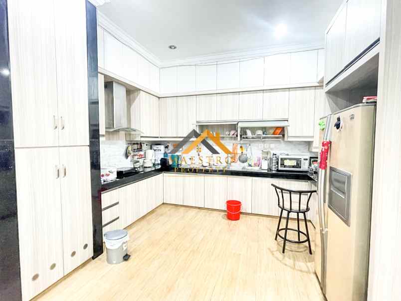 dijual villa komplek citraland gama