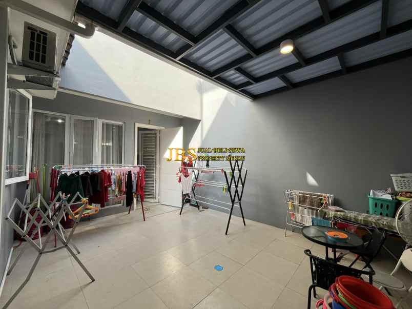 dijual villa komplek citraland gama