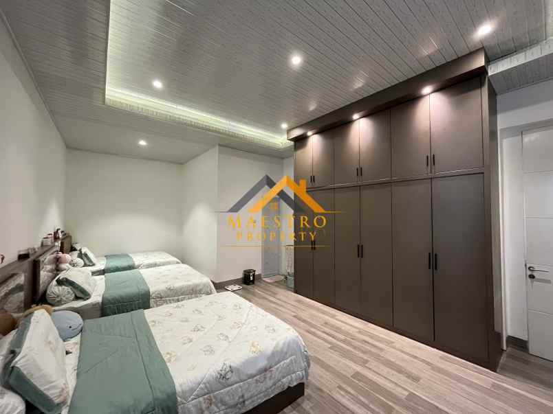 dijual villa komplek citraland gama