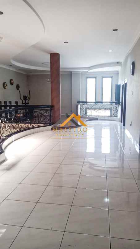 dijual villa komplek padang golf