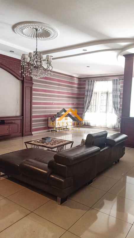 dijual villa komplek padang golf