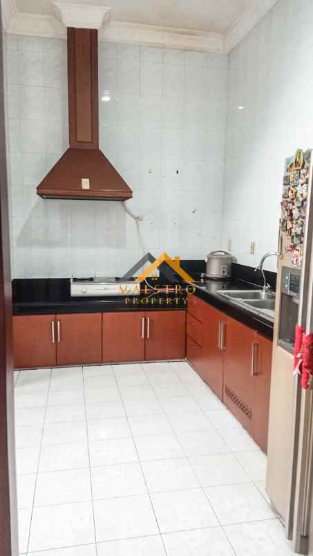 dijual villa komplek padang golf