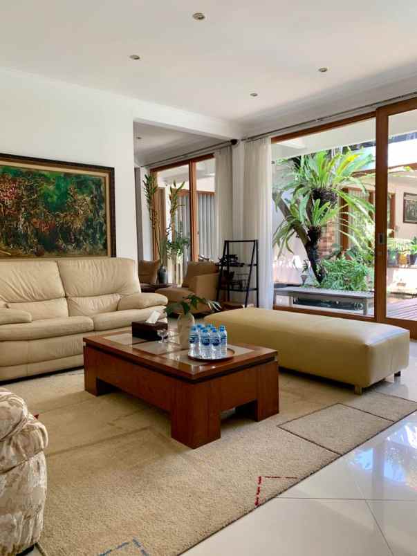 dijual villa pejaten barat