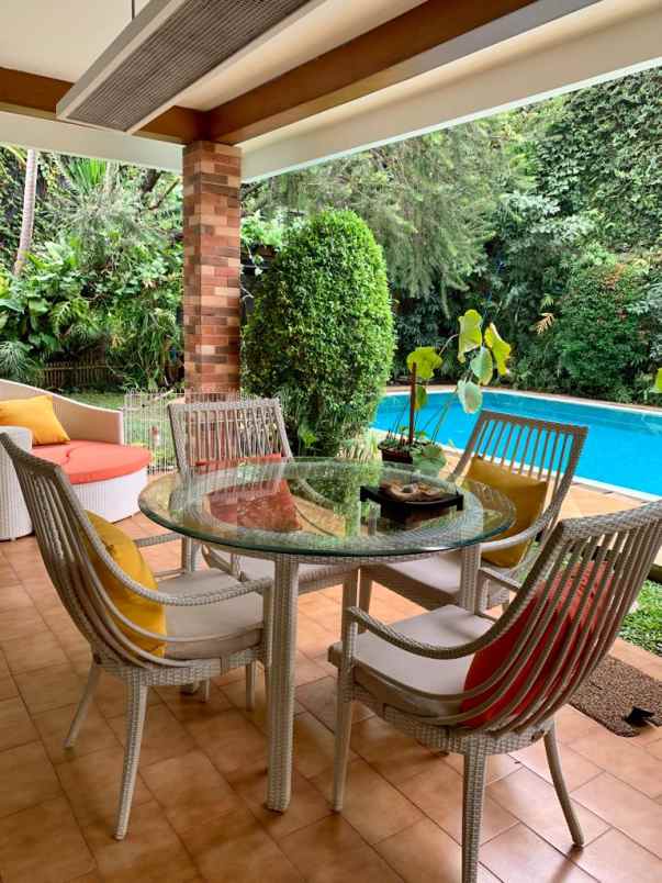 dijual villa pejaten barat