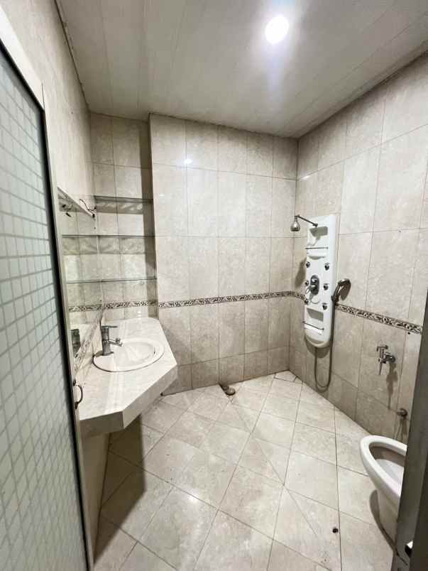 disewakan rumah tajung duren jakarta baratv