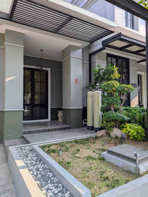 disewakan the white house dian istana surabaya barat