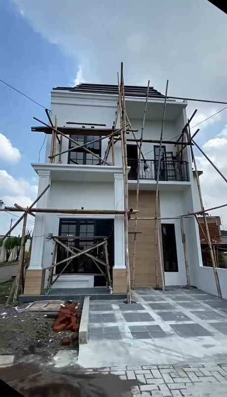 hunian 2 lantai lokasi perumahan kepuharjo karangploso