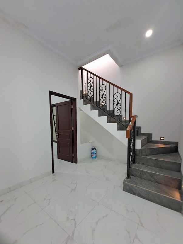 jual rumah baru siap huni di komplek dki jagakarsa