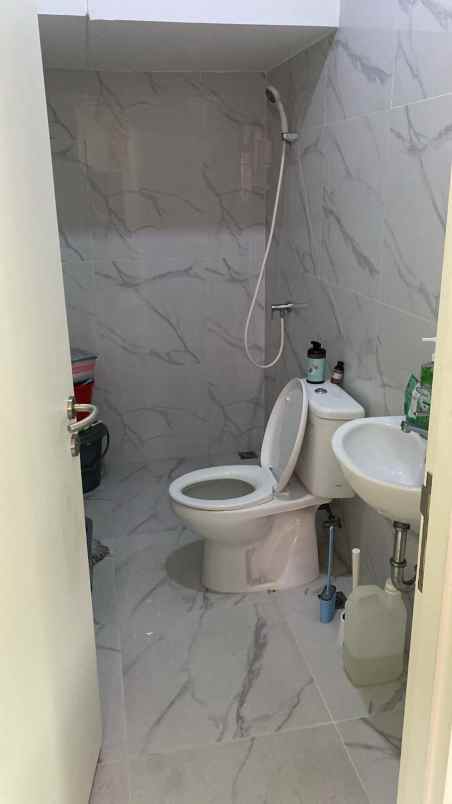 jual rumah cantik di lavon 2 swan city cluster citrine