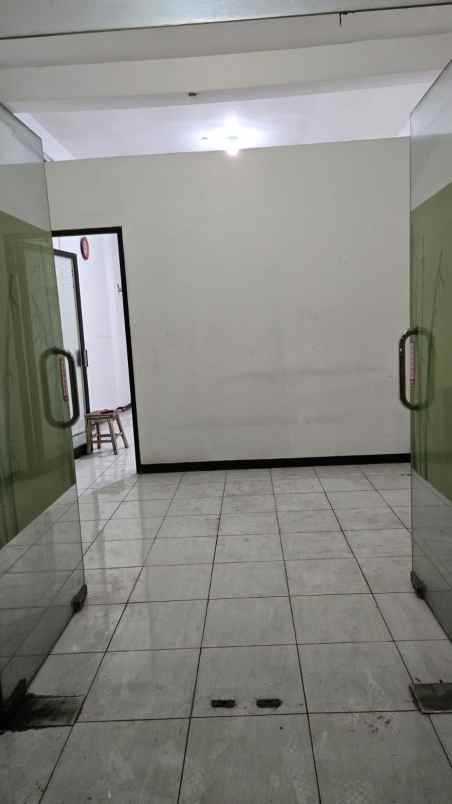 ruko 3 lantai nol jalan raya kedung cowek siap pakai