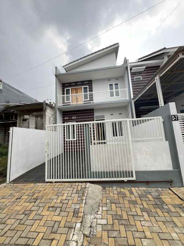 Rumah 2 Lantai Cantik Di Joyo Agung Kota Malang
