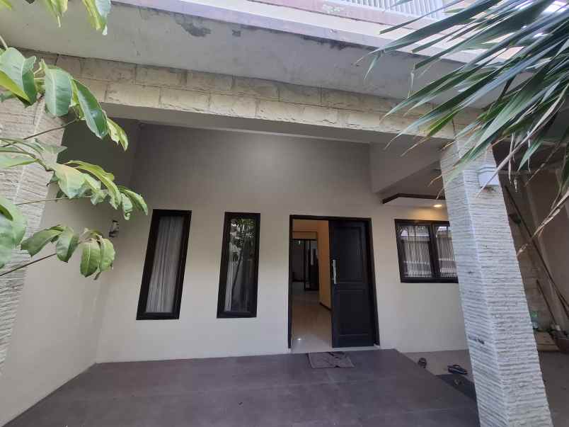 rumah 2 lantai di griya mangli indah jember