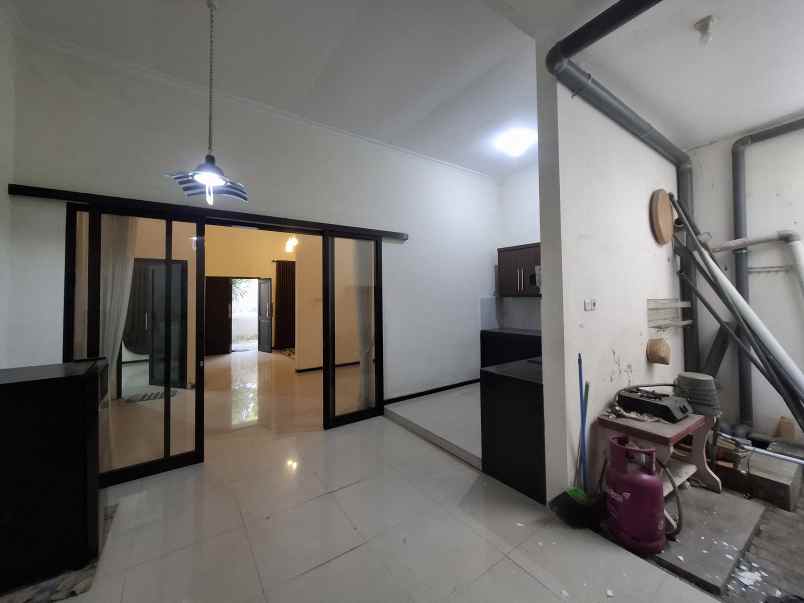 rumah 2 lantai di griya mangli indah jember