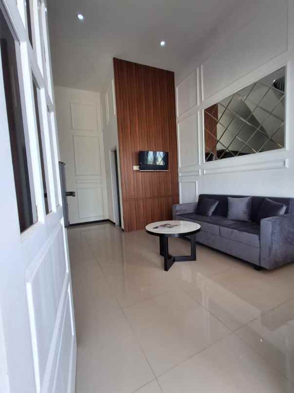 rumah 2 lantai free canopy lokasi dekat kampus binus