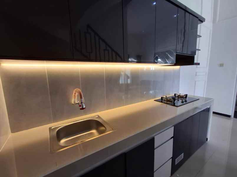 rumah 2 lantai free canopy lokasi dekat kampus binus