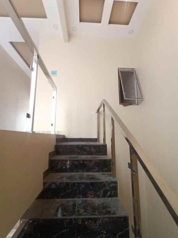 rumah 2 lantai minimalis harga nego di harapan indah