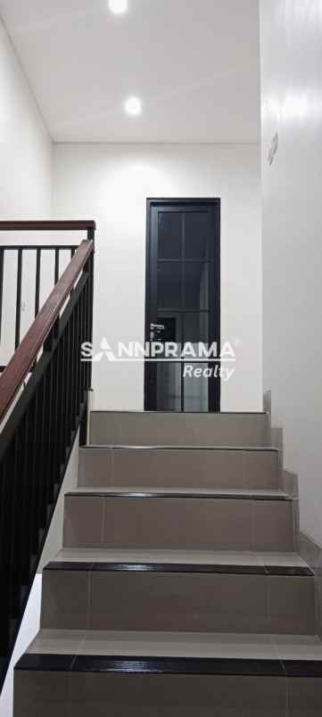 rumah 2 lantai murah siap huni nempel tol desari depok