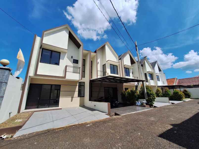 rumah 2 lantai siap huni dekat tol bsd