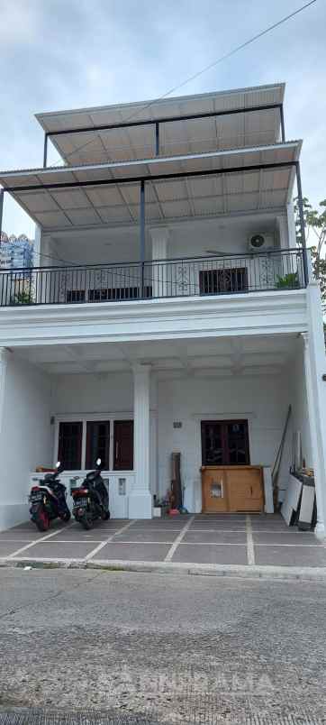 rumah 3 lantai murah di pesona khayangan