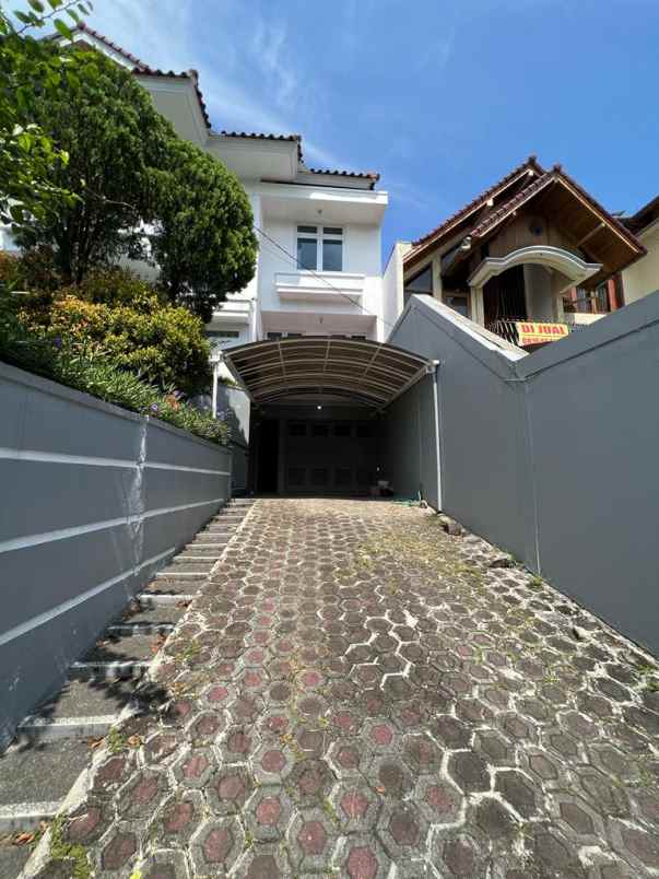 rumah asri mewah di tubagus ismail kota bandung