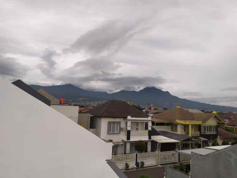 rumah baru 2 lantai di arcamanik dekat antapani