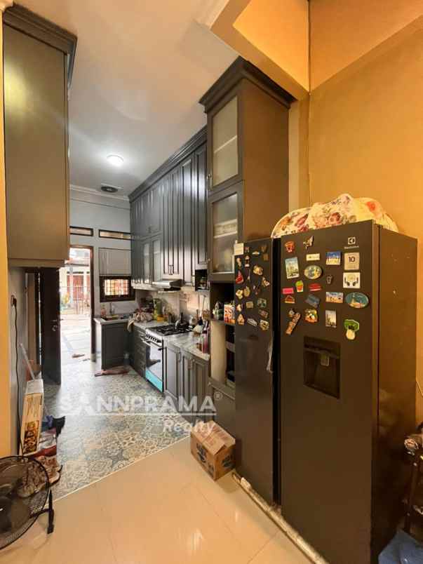 rumah cantik mewah 2 5 lantai shm dan siap huni rilin