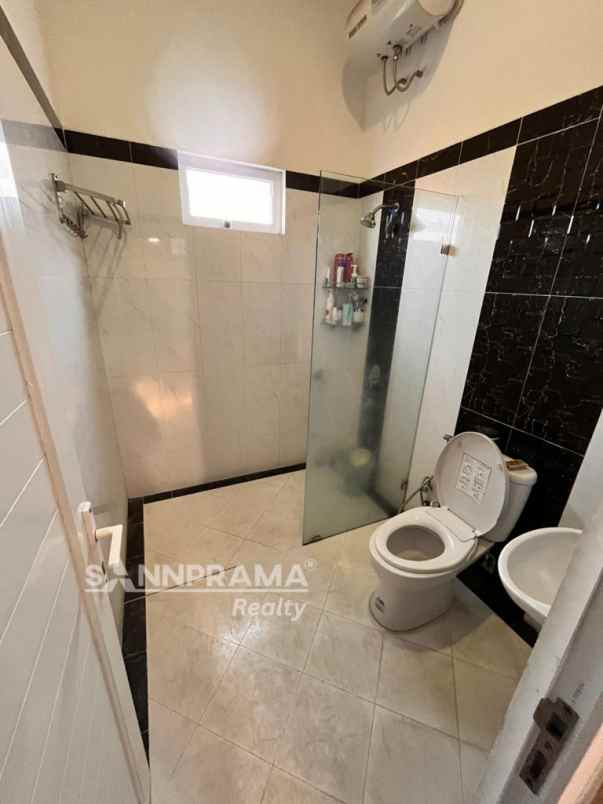 rumah cantik mewah 2 5 lantai shm dan siap huni rilin