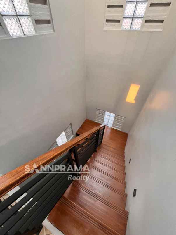 rumah cantik mewah 2 5 lantai shm dan siap huni rilin