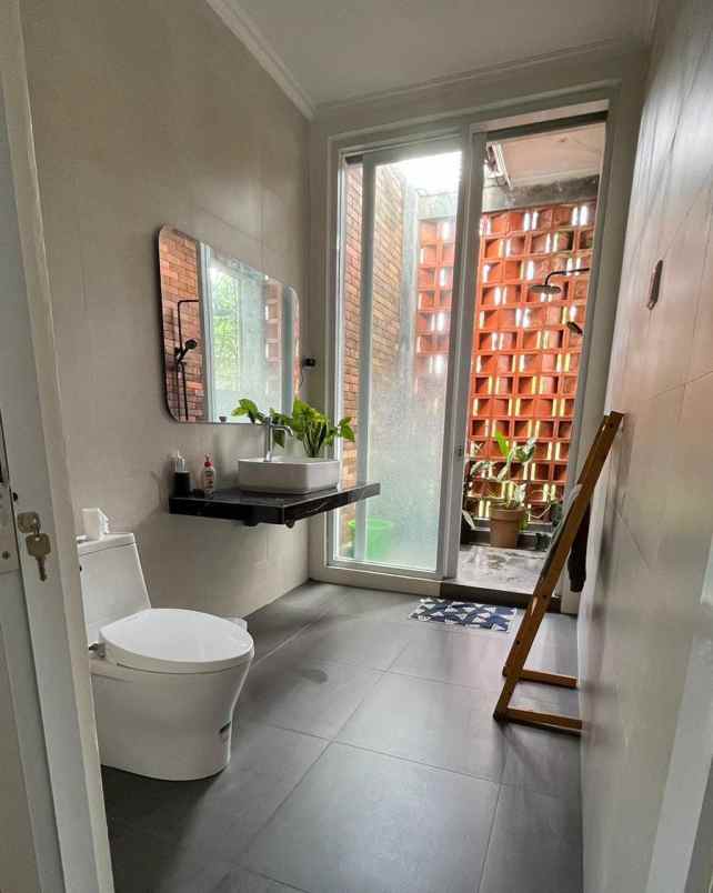 rumah cantik posisi hook di villa cinere mas depok