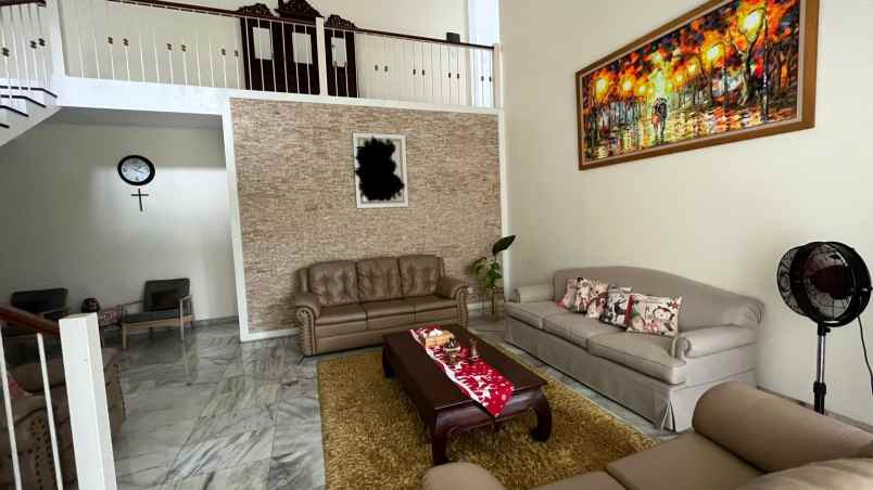 rumah cantik posisi hook di villa cinere mas depok