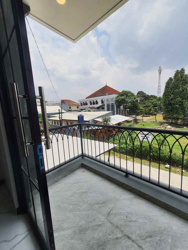 rumah classic bergaya eropa modern di kalimulya depok