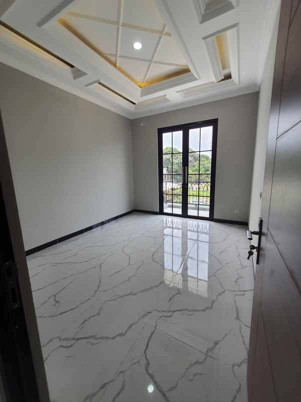 rumah classic bergaya eropa modern di kalimulya depok