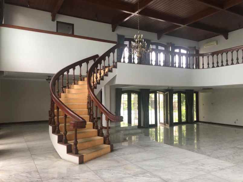 rumah di area sangat asri di bukit golf pondok indah