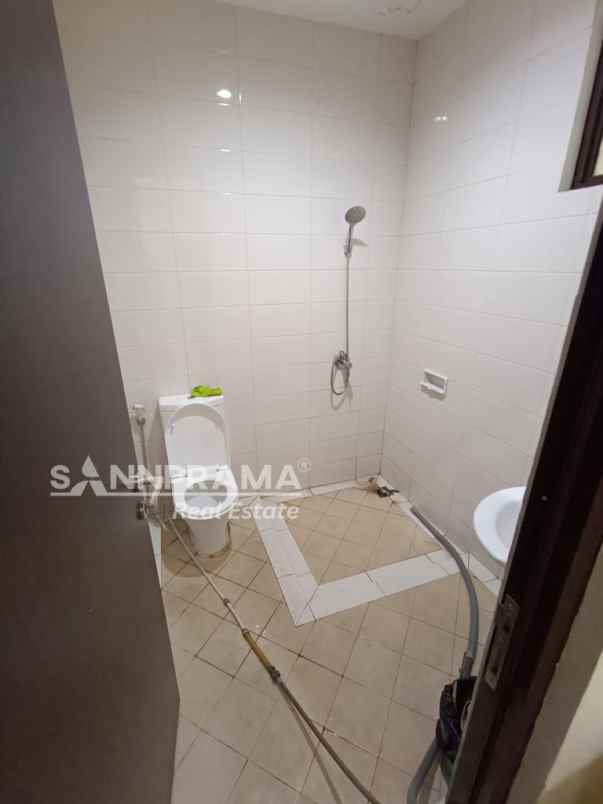 rumah hook luas komplek citra lake depok