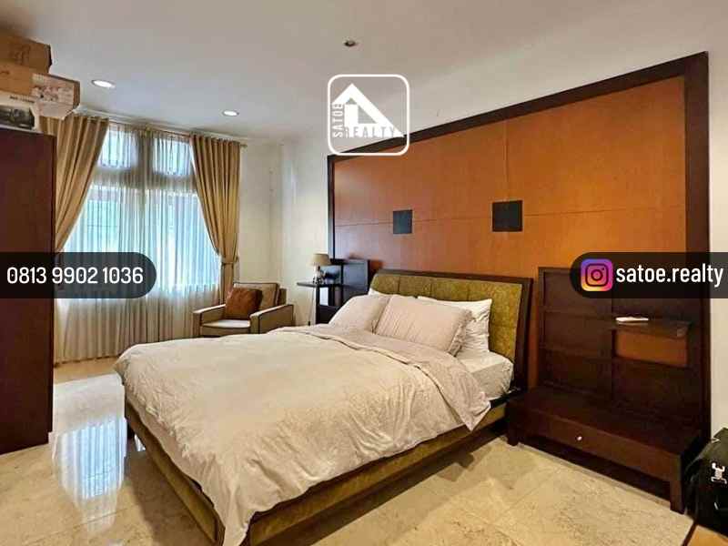 rumah klasik 2 5 lantai di dekat jl diponegoro menteng