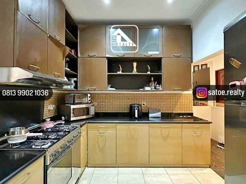 rumah klasik 2 5 lantai di dekat jl diponegoro menteng